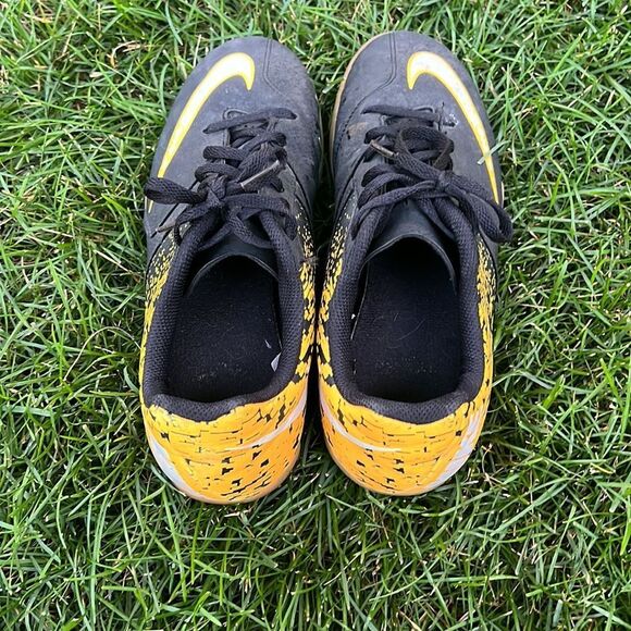 Nike Bombax Indoor Soccer
Shoes Boys 6 Youth Black & Orange - Picture 7 of 10